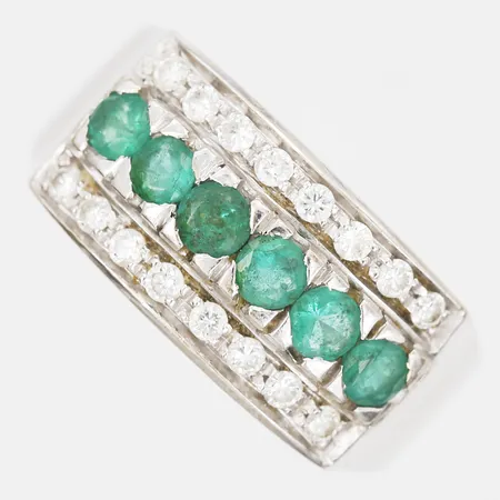 Ring med smaragder samt briljantslipade diamanter, totalt 0,30ct enligt gravyr, italienska stämplar, 18K vitguld Vikt: 6,7 g