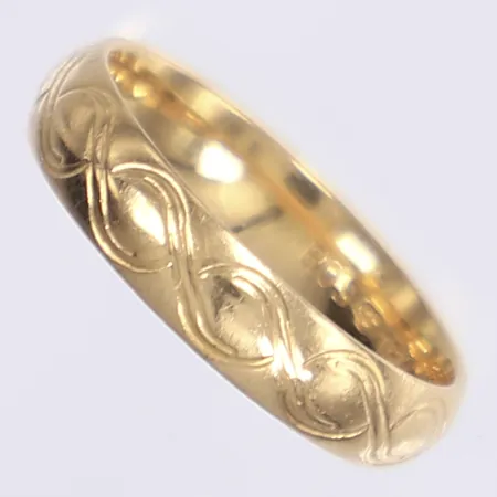 Ring, mönstrad, stl 16¾, bredd 4mm, gravyr, 18K Vikt: 3,5 g