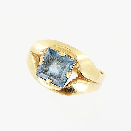 Ring stl 16, bredd 3-10mm, blå sten, slitage/skevheter, 18K Vikt: 2,2 g