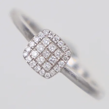 Ring med briljantslipade diamanter 9xca0,01 samt 20xca0,005ct, stl 17, bredd 1,5-6,5mm,  Wesselton (H), SI, intyg från Hallbergs guld, vitguld, 18K   Vikt: 3,3 g