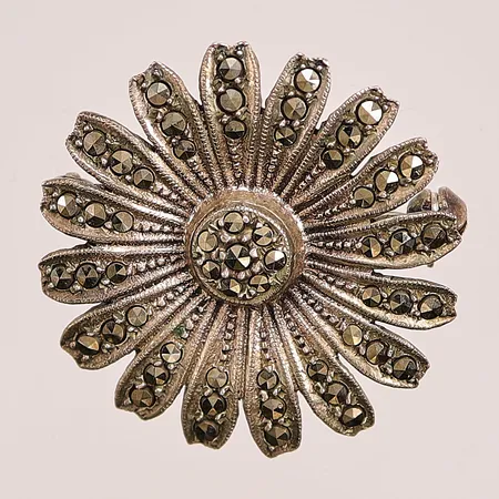 Brosch "Blomma", markasiter, 30mm, 830/1000 Silver 7,8g.