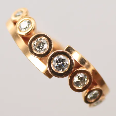Ring med diamanter totalt ca 1,00ct, stl 19¼, bredd 2-8mm, 18K Vikt: 15,1 g