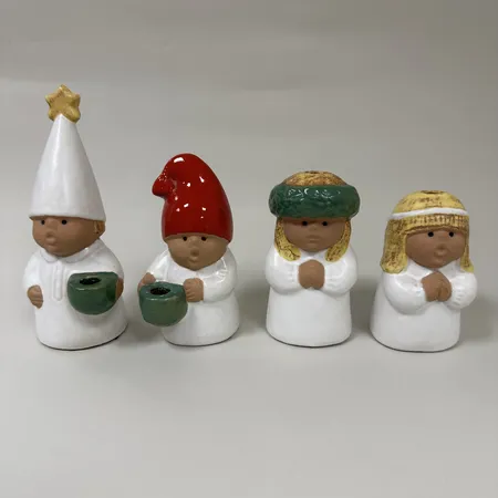 4 Figuriner, Luciatåg, Lisa Larsson för Rörstrand, ur serien Adventsbarn, höjd ca 11-17cm, glaserat stengods, liten tillverkningsdefekt på stjärngossens hand, stämpelmärkta.