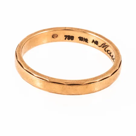 Graverad ring i 18K guld. Vikt: 3,8g. 
