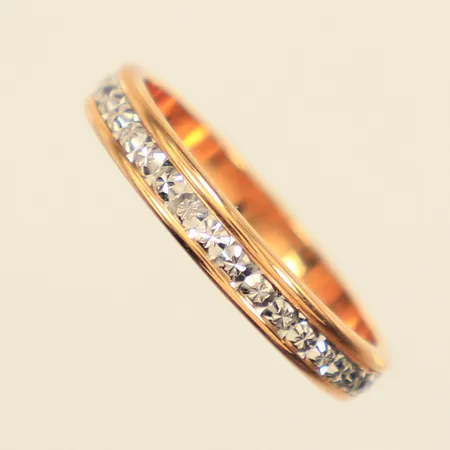 Ring med mönsterdekor, stl 16½, bredd ca 3mm, tvåtonad, gravyr, FU, 18K Vikt: 2,7 g