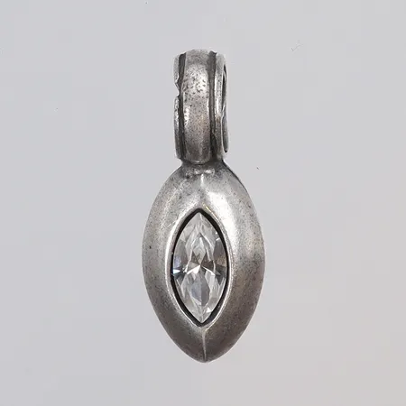 Hänge med vit sten, Dyrberg/Kern, 40x15mm inklusive hängöglan, metall