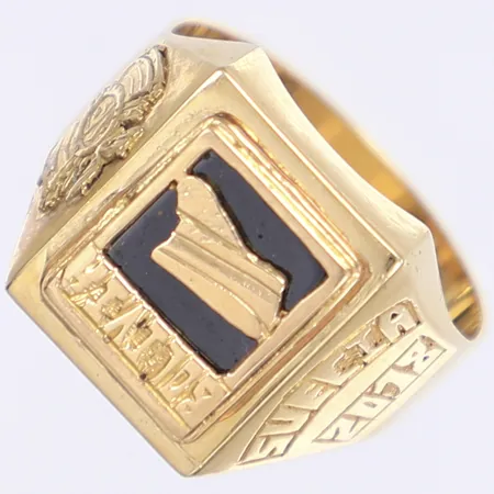Ring med svart sten, stl 18, bredd 5-12mm, gravyr, 18K, bruttovikt 6,6 g Vikt: 6,6 g