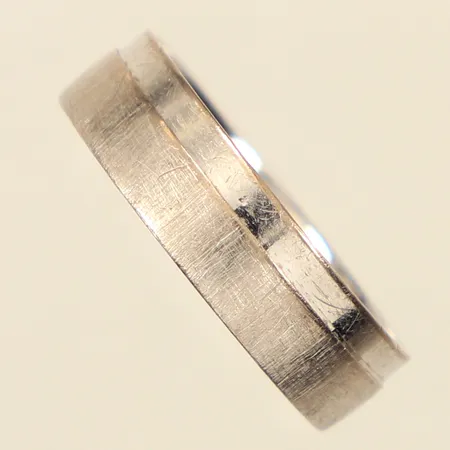 Ring, stl 19½, bredd 5,9mm, gravyr, repig, 14K  Vikt: 6 g