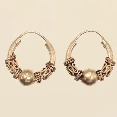 Ett par örhängen, Ø16-18mm, silver Vikt: 3 g