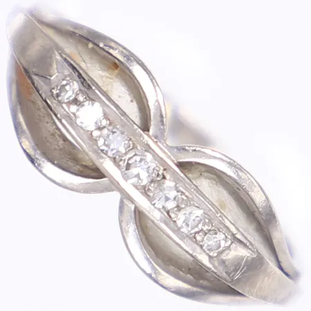 Ring med diamanter totalt ca 0,08ctv, stl ca 18¾, bredd 1-8mm, gravyr, dålig lagning i skena, spricka i skena, vitguld 18K Vikt: 4,4 g