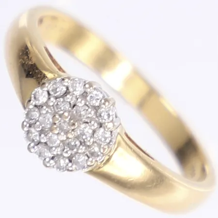 Ring med diamanter totalt 0,20ctv enl. gravyr, stl 18½, bredd 2-7mm, 18K Vikt: 3,5 g