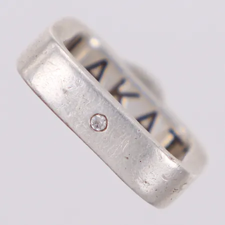 Ring fyrkantig, Himlakatten, 4 stenar svarta/vita, inre bredd 17,9 / 22,8mm, bredd 5,6mm, repor/slitage, Silver 925/1000 Vikt: 10,8 g