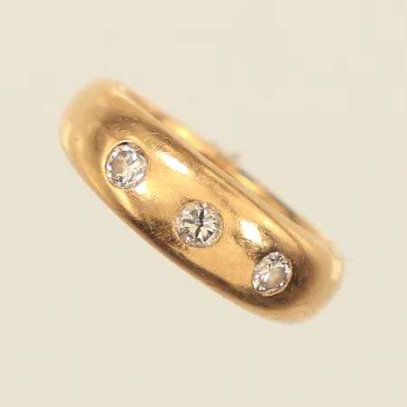 Ring med diamanter 3x ca 0,09ct, nagg, stl 17¾, bredd 3,8-6,5mm, avklippt skena, ostämplad, 18K  Vikt: 7,5 g