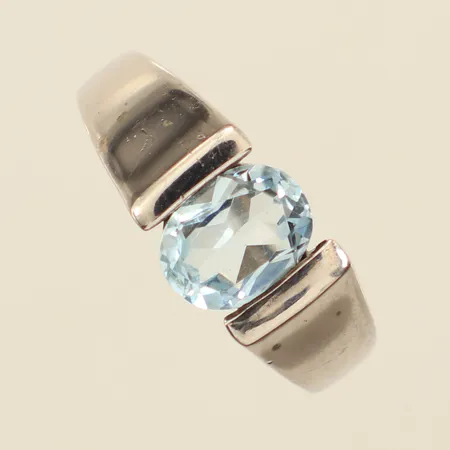 Ring med blå sten, stl 18¼, bredd ca 2,5-9mm, EDGE, 925/1000 silver Vikt: 4,2 g