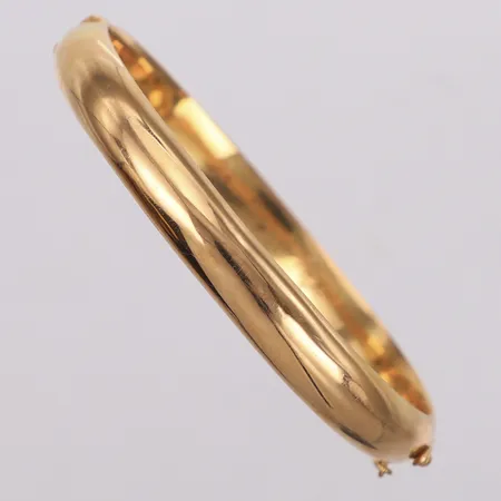 Armring, Ø52,4mm, bredd 7,9mm, säkerhetskedja, personlig gravyr, smärre ojämnheter, 18K Vikt: 11,3 g