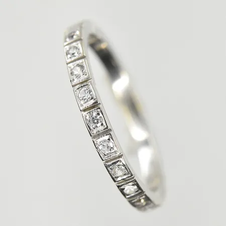 Ring med vita stenar, stl 17¼, bredd 2 mm, slitna stenar/en sten saknas, vitguld, 18K. Vikt: 2,6 g