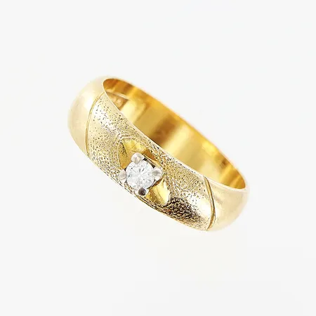 Ring stl 16, bredd 4,5mm, diamant 0,06ct, briljantslipad, 18K Vikt: 4,1 g