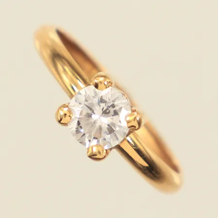 Ring med vit sten, stl 17½, bredd 2,4-6,4mm, GHA, 18K  Vikt: 1,2 g