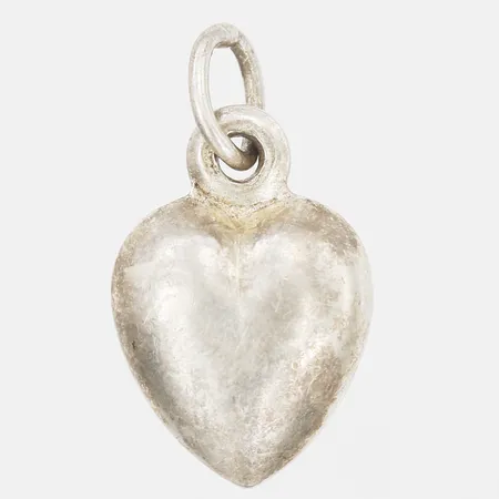Hänge i form av ett hjärta, höjd inkl. ögla: 1,5cm, bredd: 9 mm, Silver.  Vikt: 0,7 g