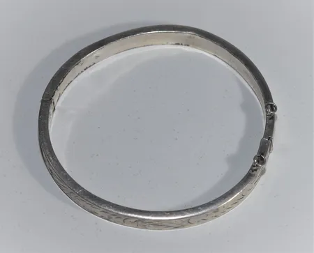 Armband  GFA  omkrets 17,5 cm , bredd 6,77 mm, lite ojämn saknar säkerhetskedja Vikt: 12,2 g