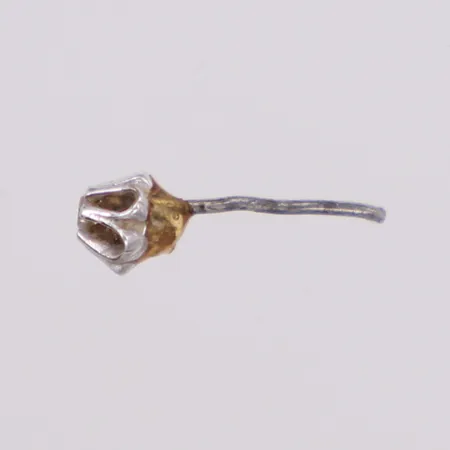 Udda Örhänge med diamant 1 x ca. 0,02ct, bucklig saknar snurrebuss, del i oädel metall, endast fattning i guld, vitguld, 18K Vikt: 0,3 g