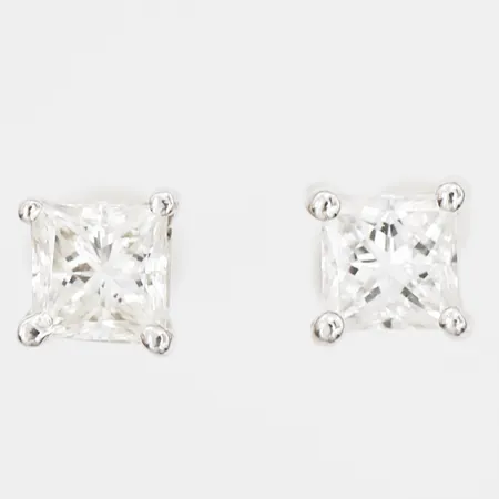 Ett par örhängen med prisesslipade diamanter 2 x ca 0,20ct, kvalitet ca TW-W(G-H)/VVS-VS, mått 4 x 4mm, stift, 18K vitguld Vikt: 0,8 g