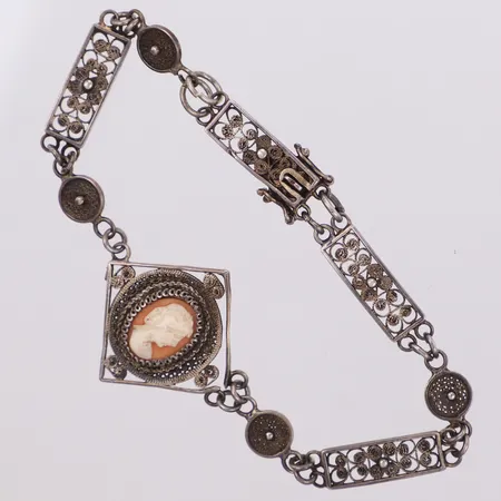 Armband med genombruten dekor samt Camé, längd 19cm, bredd 7,2-26mm, skadad länkbit, Svensk importstämpel, Silver 925/1000  Vikt: 8,7 g