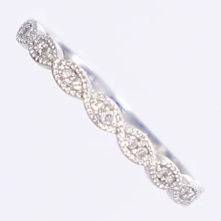 Ring med diamanter 16x ca 0,005ct, stl 15½, bredd 1,5-2mm, gravyr, vitguld 18K Vikt: 1,4 g