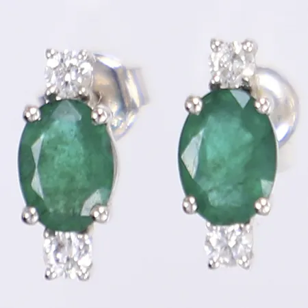 Ett par örhängen med diamanter 4x ca 0,04ct samt gröna stenar troligen smaragder, 12x5mm, omaka snurrebussar, vitguld 14K Vikt: 3,1 g