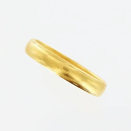 Ring stl 18¼, bredd 3mm, gravyr, slitage, 18K Vikt: 2,4 g
