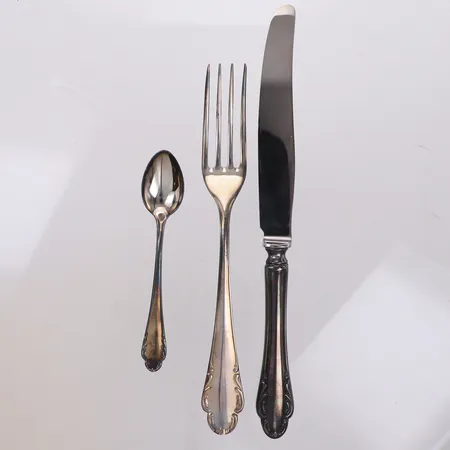 Gaffel, längd 18,5cm, Kniv med rostfritt blad, längd 21,5cm, Mockasked, längd 11cm, modell Haga, Mema, Lidköping, 830/1000 silver. Bruttovikt 101,9g Vikt: 101,9 g