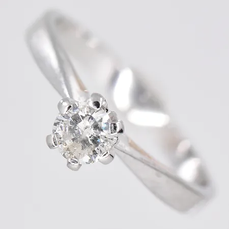 Ring vitguld, diamant 0,28ct enligt gravyr, stl 16¾, 18K Vikt: 2,4 g