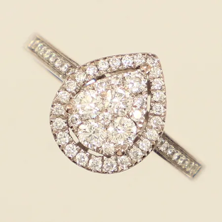 Ring med diamanter 4x ca 0,07ct, 1x ca 0,03ct, ca 48x ca 0,005-0,01ct, totalt 0,64ct enligt gravyr, stl 18, bredd 2-12,7mm, gravyr, vitguld, GHA, 18K  Vikt: 3,9 g