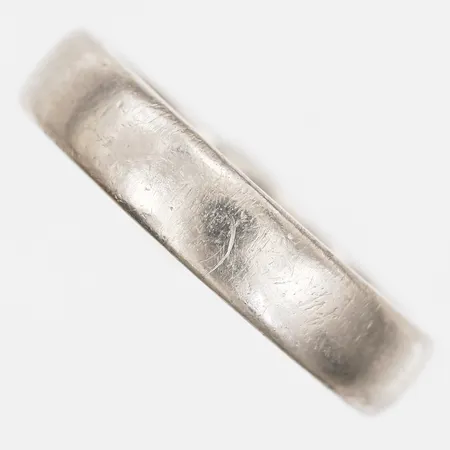 Ring, slät, gravyr, stl: 19, 18K vitguld  Vikt: 11,2 g