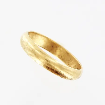Ring, slät, stl 19¾, bredd 4mm, bruksslitage, 18K.  Vikt: 4,6 g
