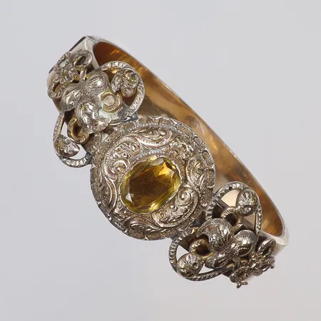 Armring med sten troligen tidigt 1900-tal, innermått Øca56mm, bredd 12mm, okänd metall