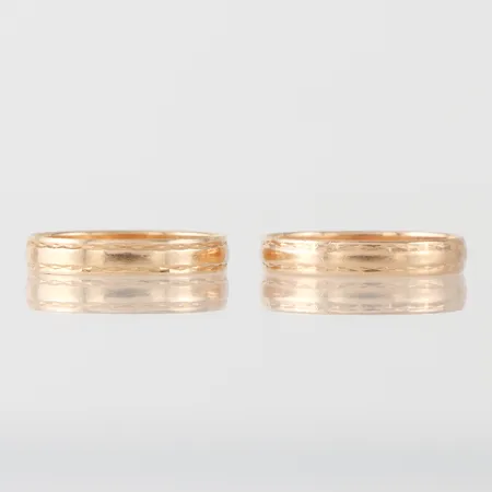 Ringar 2 st med gravyrer, Schalins, storlek 17 ¾ mm och 18mm, 18k. Vikt: 3,2 g