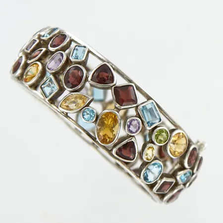 Stelt armband med olika färgstenar, innermått ca 58mm, bredd ca 23mm, säkerhetskedja, 925/1000 Silver Vikt: 70,8 g