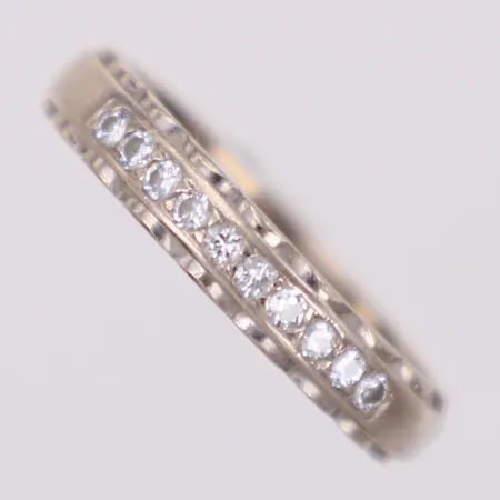 Ring med diamanter 0,21ctv enligt gravyr, stl 18¼, bredd 3,8mm, vitguld, 18K  Vikt: 4,6 g