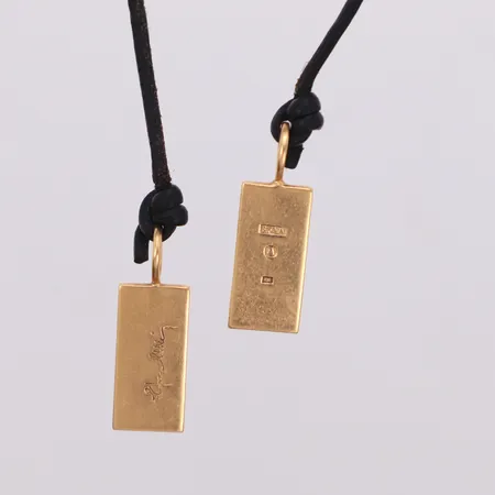 Collier, läderrem med två hängen, längd 72cm, design  Efva Attling, repor 18K Bruttovikt 11,7g Vikt: 9,6 g