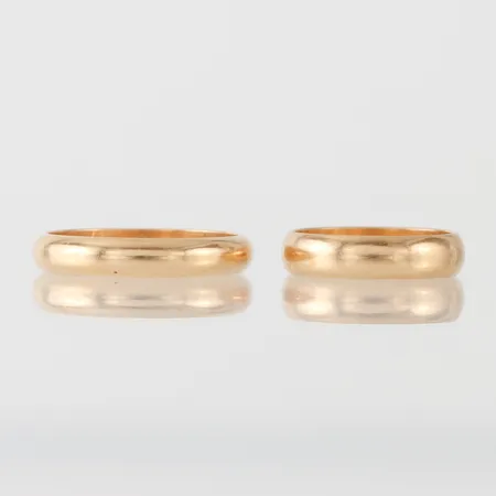 Ringar 2 st släta med gravyrer, storlek 16 och 20 mm, 18k. Vikt: 8,6 g
