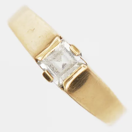 Ring med trappslipad bergkristall, stl: 15¾, 18K guld Vikt: 1,4 g