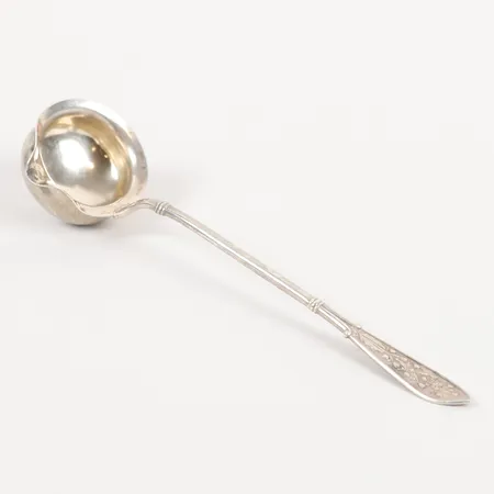 Såsslev med flora dekor, längd 14,5cm, utländska stämplar, Silver.  Vikt: 21,8 g