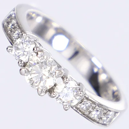 Ring med diamanter ca tot 0,90ct, WS/VS, stl 18, bredd 3-5mm 18K Vikt: 5,9 g