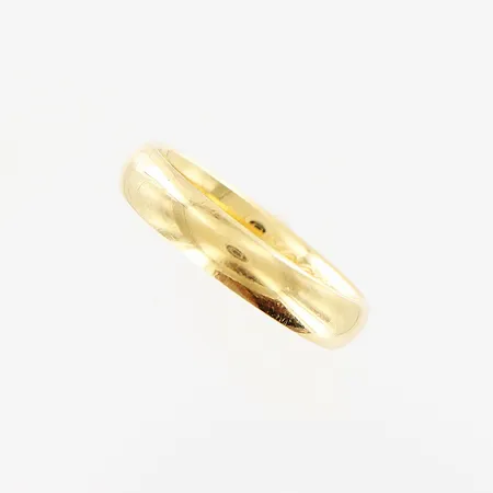 Ring, slät, stl 17½, bredd 3,5mm, smärre repor, gravyr, 18K.  Vikt: 4,4 g