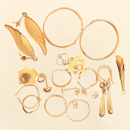 Diverse guld, skadat, defekt, 18K  Vikt: 12 g