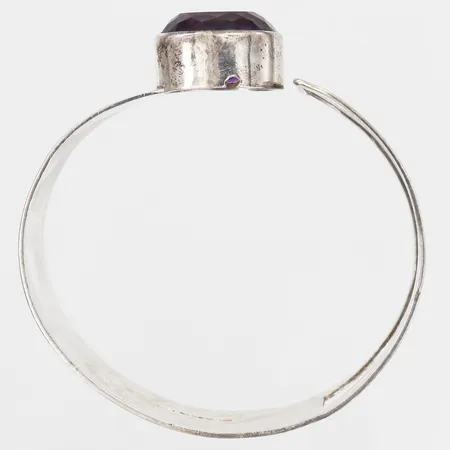 Armring med fasettslipad ametist ca 20ct,  Märta Larsson, Nora år 1964, innermått: 60 x 53 mm, bredd: 13 - 25 mm, nagg på undersida, silver. Vikt: 35,3 g