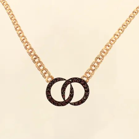 Collier Bismarck, längd 46cm, bredd 3,2-5,4mm, integrerat hänge i silver med granater, längd 20mm, bredd 30mm, bruttovikt 12,6g 