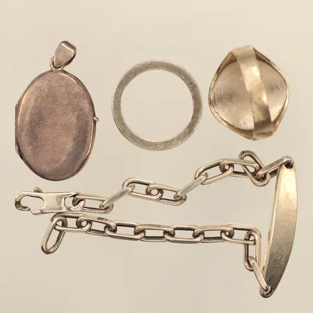Diverse silversmycken, gravyr, buckliga, defekta, silver  Vikt: 30,9 g