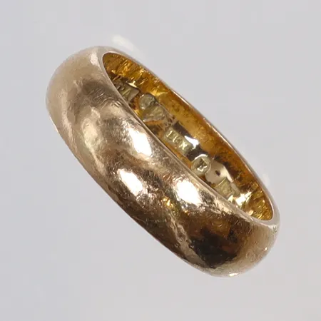 Ring slät, stl 17½, bredd 6mm, gravyr 18K  Vikt: 7,4 g